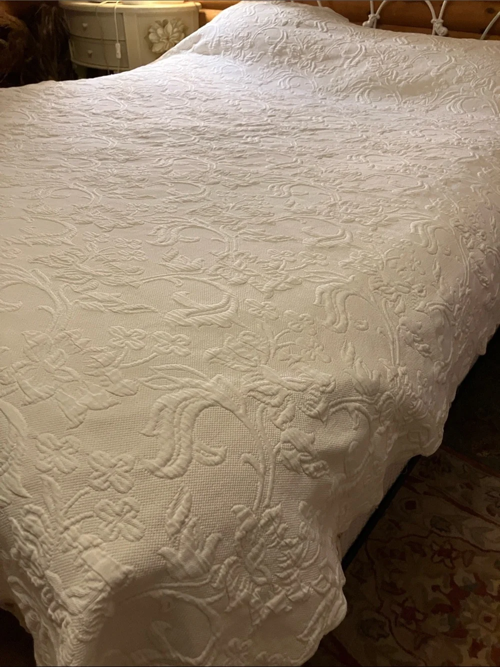Cotton Matelasse floral bedspread Twin with scalloped edges